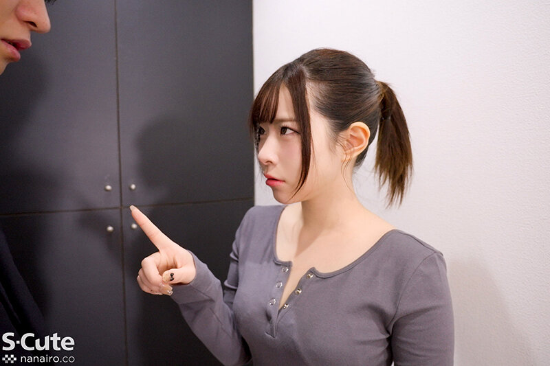 玄関での緊迫したシーン