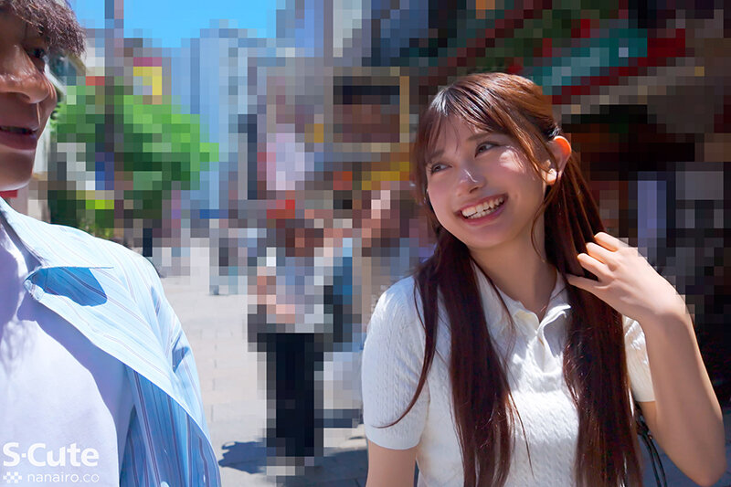 ホテルの窓から横浜港を眺める北岡果林