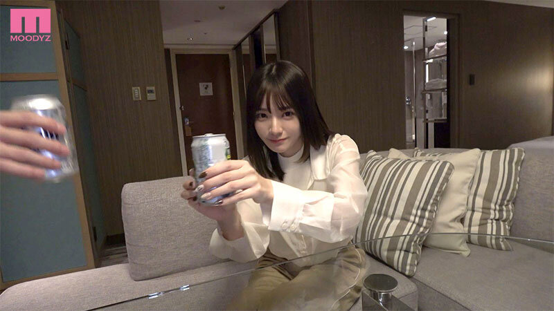 ホテルでキスする宮下玲奈