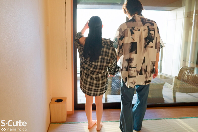 部屋に入るなりイチャイチャする二人
