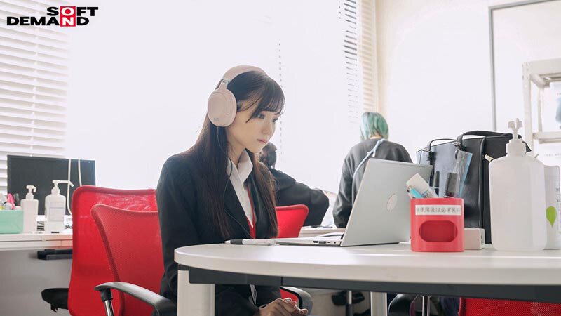 月曜日のオフィス露出SEXシーン。他の社員が仕事をしている中での艶やかな表情